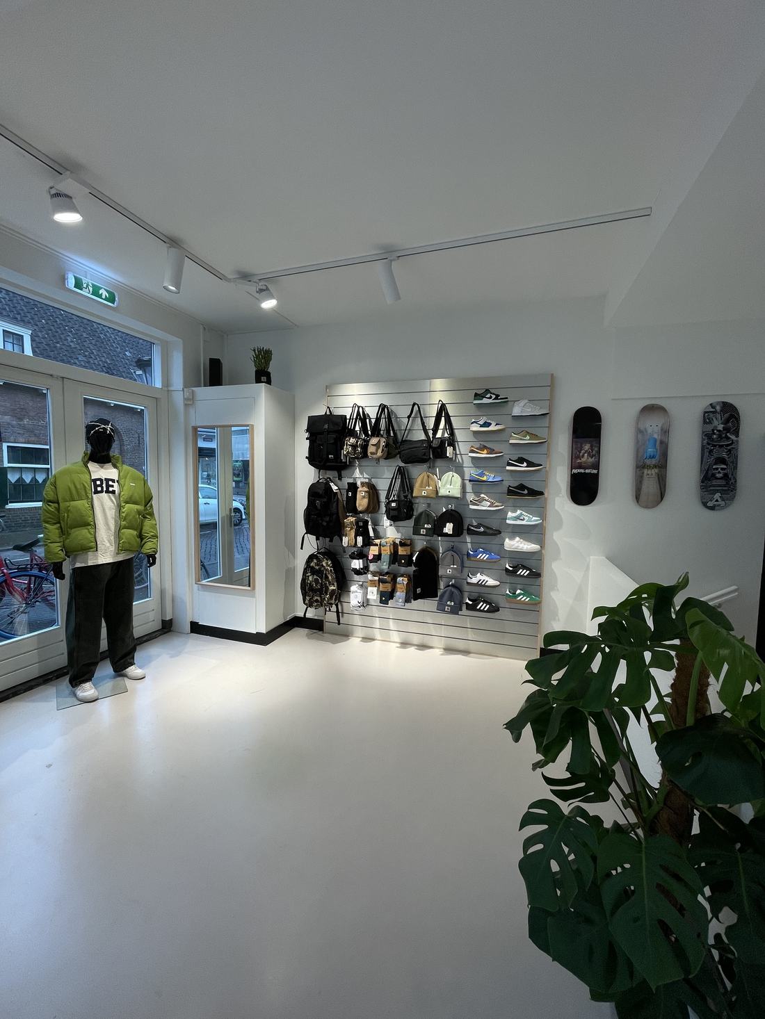 Sneakerwand en skatedecks aan de muur